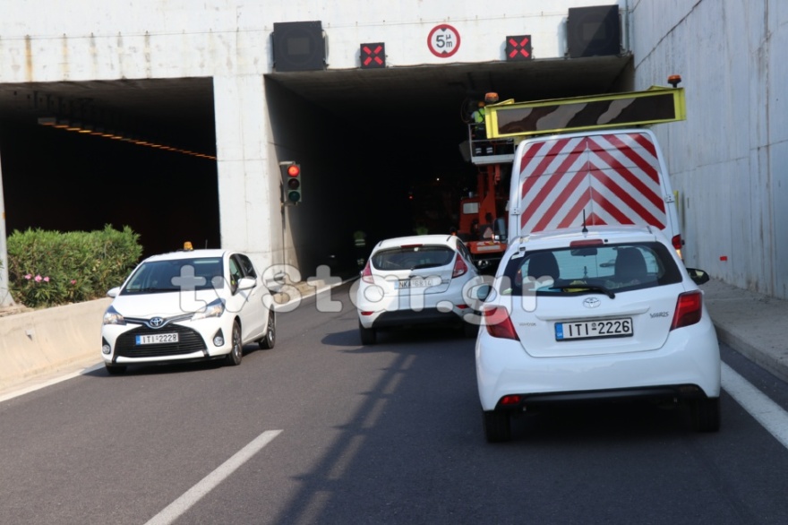 Φωτογραφίες: Νταλίκα ξήλωσε στα Καμένα Βούρλα τα φώτα της σήραγγας! 
