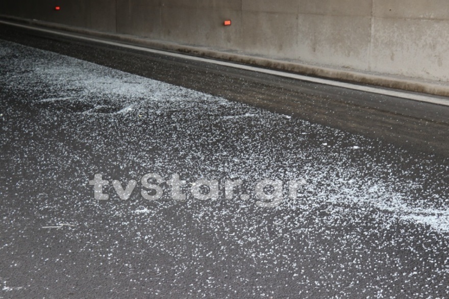 Φωτογραφίες: Νταλίκα ξήλωσε στα Καμένα Βούρλα τα φώτα της σήραγγας! 