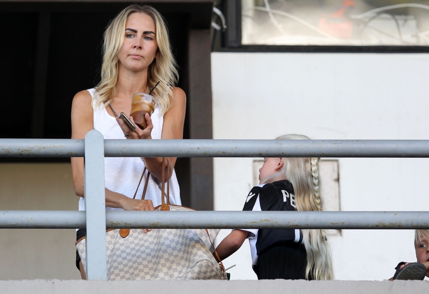 Πόντους Βέρνμπλουμ: Η γυναίκα του Νίνα μαγνήτισε τα βλέμματα στην Τούμπα