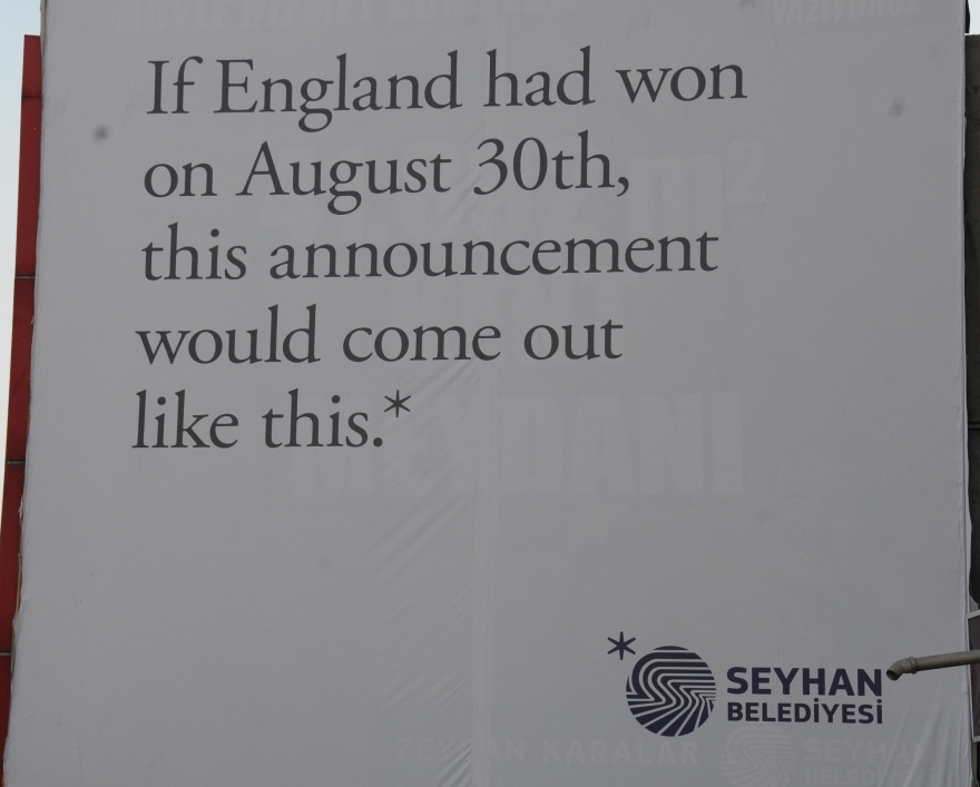 Tο τερμάτισαν οι Τούρκοι: Δείτε τα προκλητικά πανό για την «Ημέρα Νίκης» του Κεμάλ