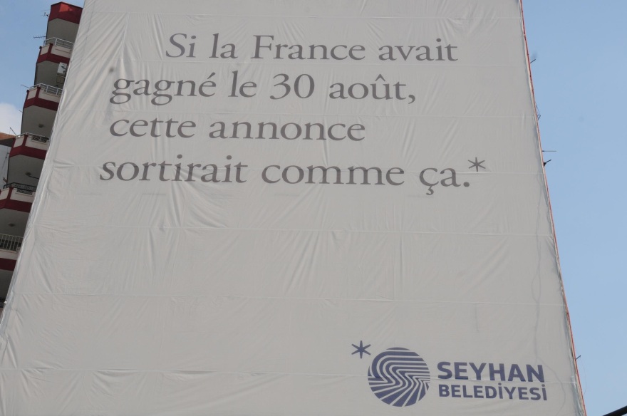 Tο τερμάτισαν οι Τούρκοι: Δείτε τα προκλητικά πανό για την «Ημέρα Νίκης» του Κεμάλ