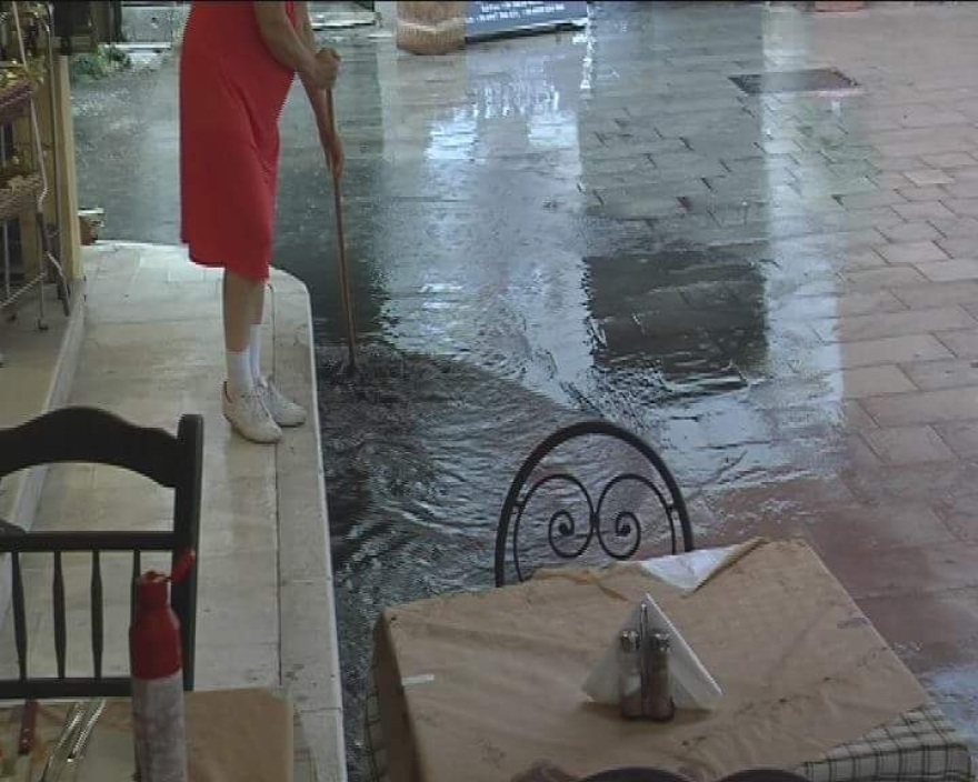 Φωτογραφίες: Πλημμύρισαν δρόμοι από τη μπόρα στην Κέρκυρα