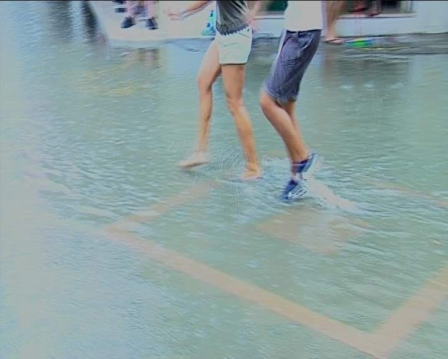 Φωτογραφίες: Πλημμύρισαν δρόμοι από τη μπόρα στην Κέρκυρα