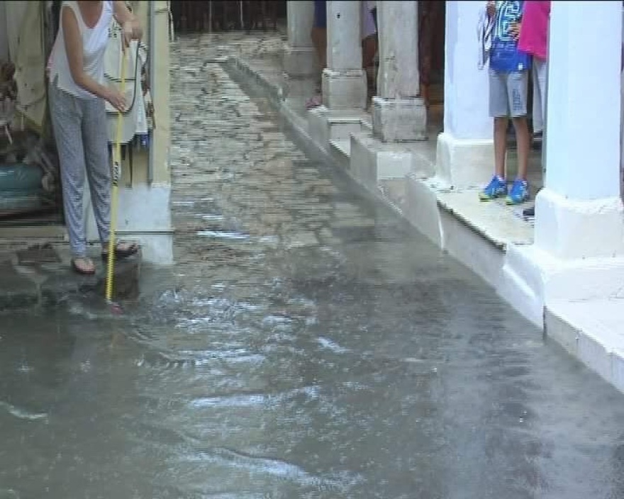 Φωτογραφίες: Πλημμύρισαν δρόμοι από τη μπόρα στην Κέρκυρα