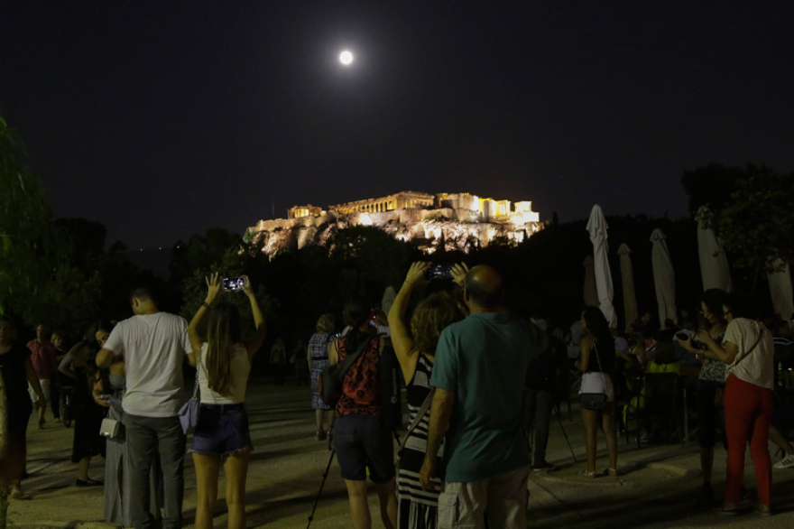 Έχει πανσέληνο απόψε: Μαγεύει το τελευταίο ολόγιομο φεγγάρι του καλοκαιριού  