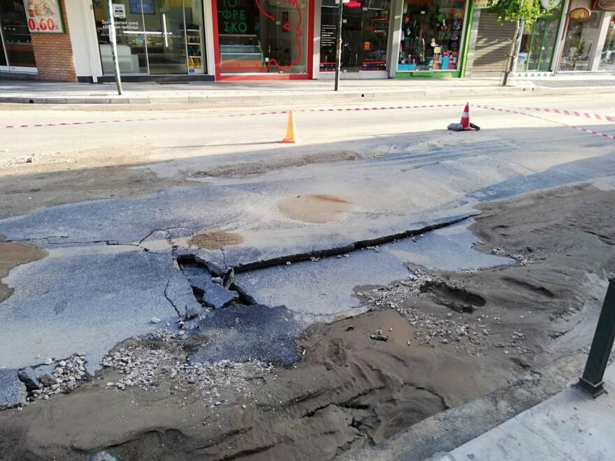 Χάος και πλημμυρισμένοι δρόμοι στο κέντρο της Λάρισας