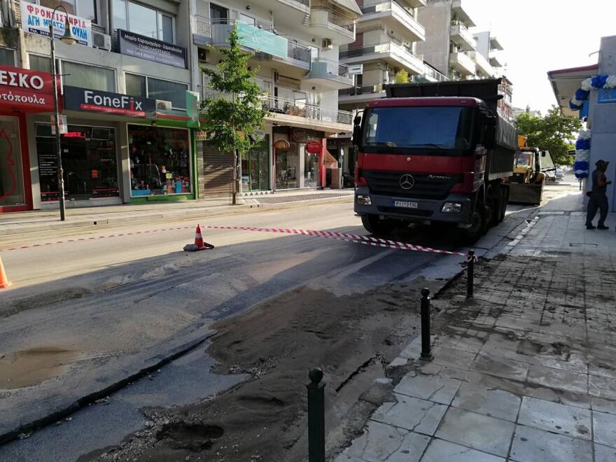 Χάος και πλημμυρισμένοι δρόμοι στο κέντρο της Λάρισας