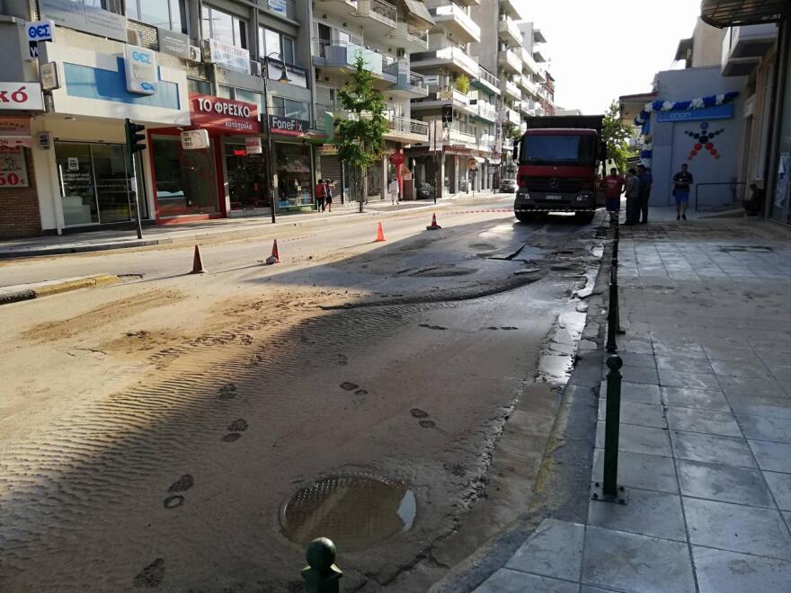 Χάος και πλημμυρισμένοι δρόμοι στο κέντρο της Λάρισας