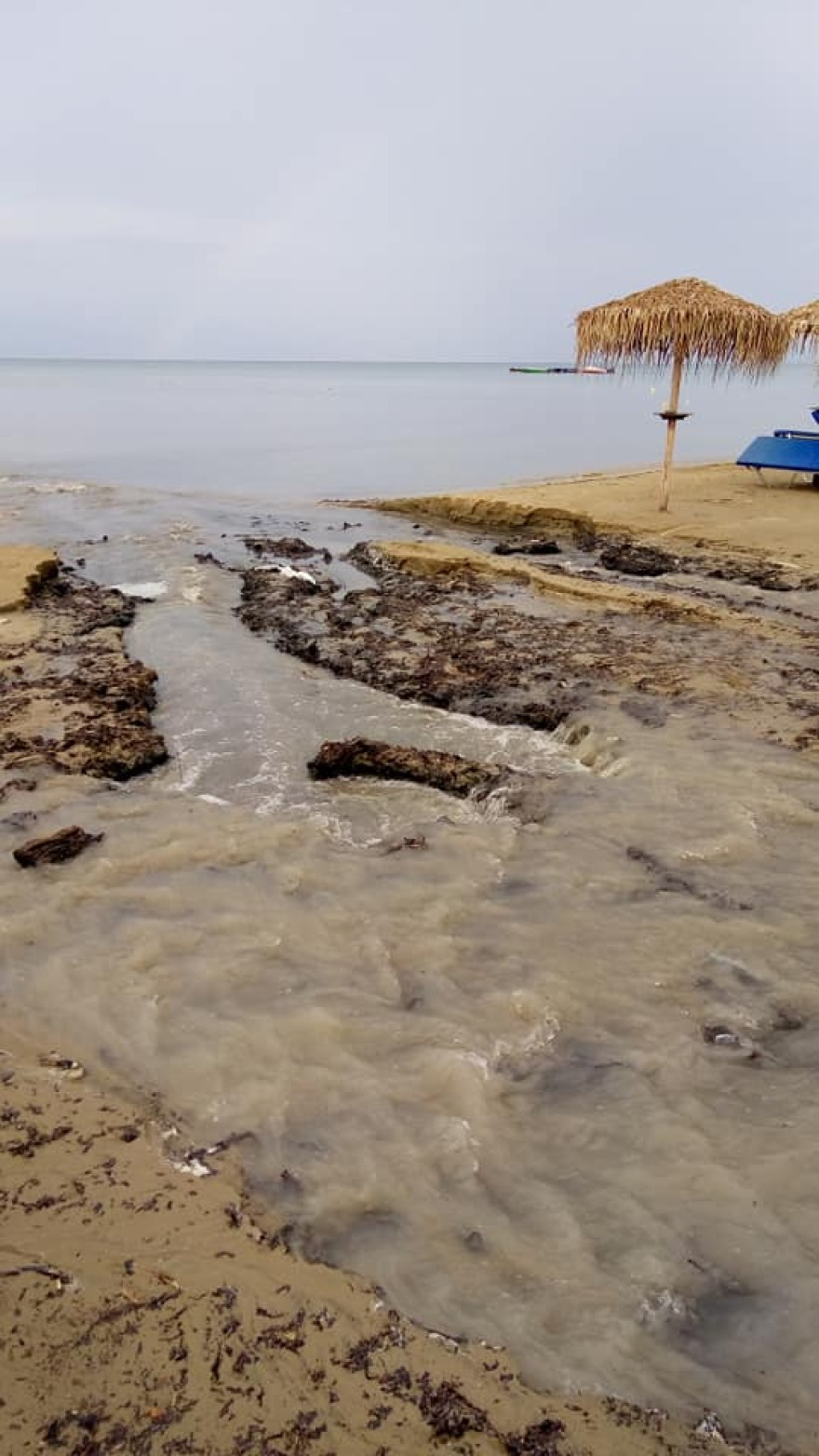 Φωτογραφίες: Πλημμύρισαν δρόμοι από τη μπόρα στην Κέρκυρα