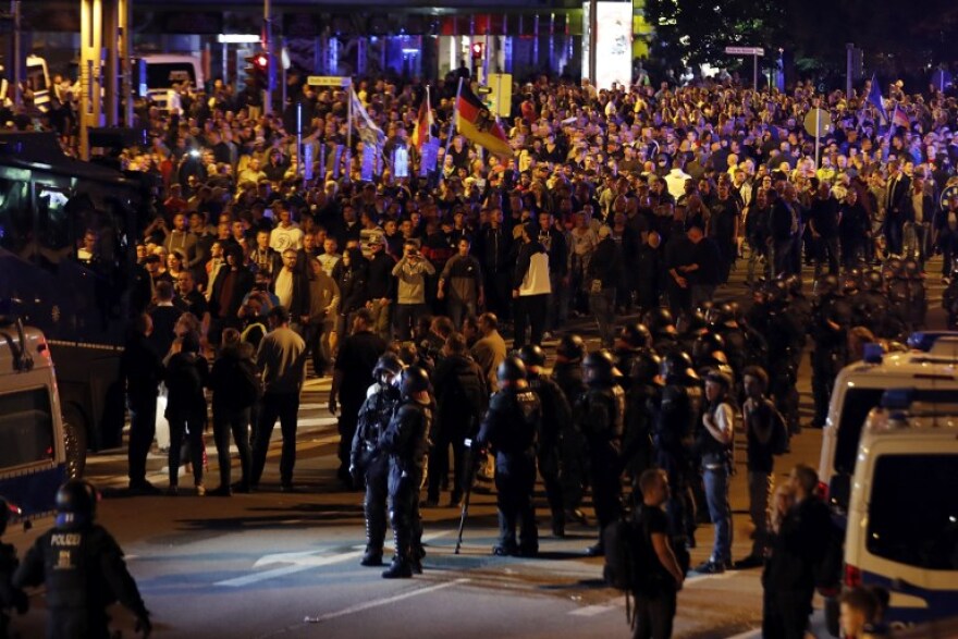 Γερμανία: Χιλιάδες ακροδεξιοί στους δρόμους - Άγρια επεισόδια και πυροβολισμοί από την αστυνομία