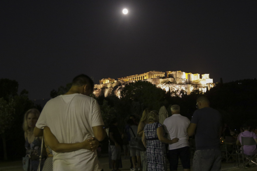 Η υπέροχη αυγουστιάτικη πανσέληνος όπως την «αιχμαλώτισε» ο φωτογραφικός φακός ανά την Ελλάδα