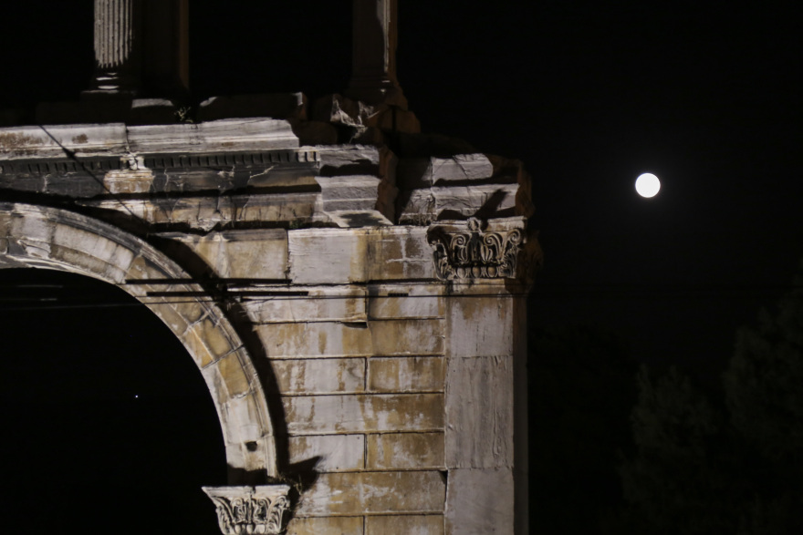 Η υπέροχη αυγουστιάτικη πανσέληνος όπως την «αιχμαλώτισε» ο φωτογραφικός φακός ανά την Ελλάδα
