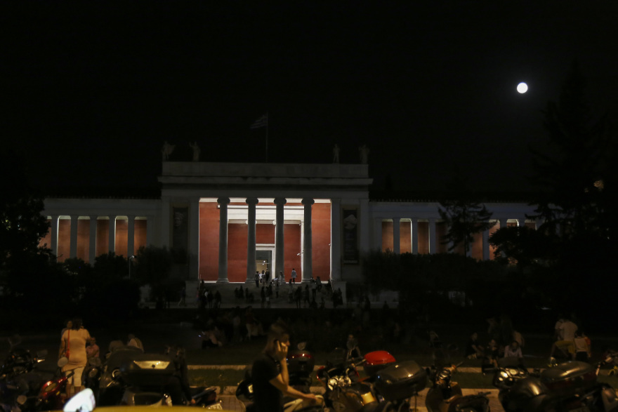 Η υπέροχη αυγουστιάτικη πανσέληνος όπως την «αιχμαλώτισε» ο φωτογραφικός φακός ανά την Ελλάδα