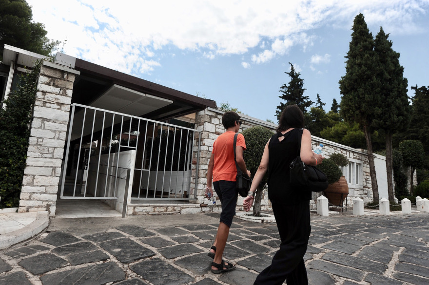 Φωτογραφίες: Λουκέτο στον «Διόνυσο» στου Φιλοπάππου για φορολογικές παραβάσεις