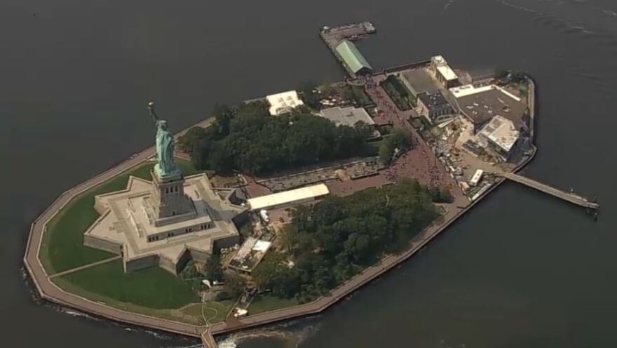 Εκρήξεις και πυρκαγιά κοντά στο Άγαλμα της Ελευθερίας στις ΗΠΑ