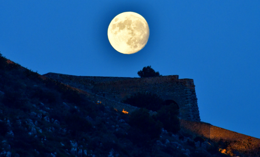 Η υπέροχη αυγουστιάτικη πανσέληνος όπως την «αιχμαλώτισε» ο φωτογραφικός φακός ανά την Ελλάδα