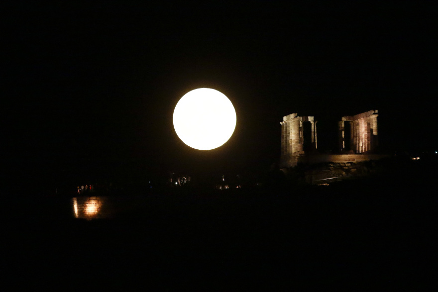 Η υπέροχη αυγουστιάτικη πανσέληνος όπως την «αιχμαλώτισε» ο φωτογραφικός φακός ανά την Ελλάδα