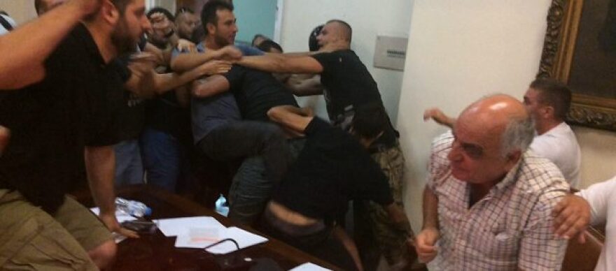 Βόλος: Ξύλο, ένταση και ΜΑΤ στο δημοτικό συμβούλιο 