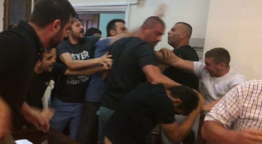 Βόλος: Ξύλο, ένταση και ΜΑΤ στο δημοτικό συμβούλιο 