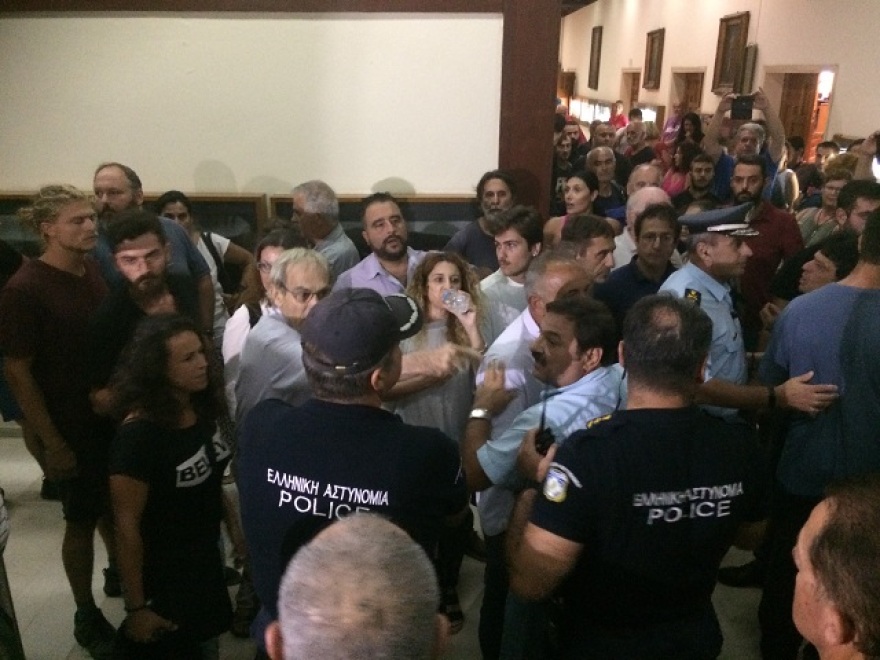 Βόλος: Ξύλο, ένταση και ΜΑΤ στο δημοτικό συμβούλιο 