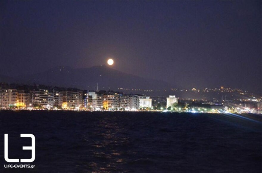 Η υπέροχη αυγουστιάτικη πανσέληνος όπως την «αιχμαλώτισε» ο φωτογραφικός φακός ανά την Ελλάδα