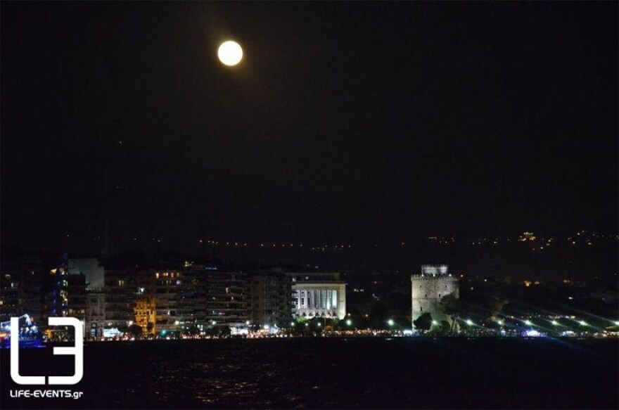 Η υπέροχη αυγουστιάτικη πανσέληνος όπως την «αιχμαλώτισε» ο φωτογραφικός φακός ανά την Ελλάδα