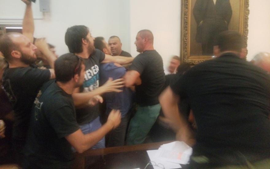 Βόλος: Σοβαρά επεισόδια στο Δημοτικό Συμβούλιο - Πιάστηκαν στα χέρια 