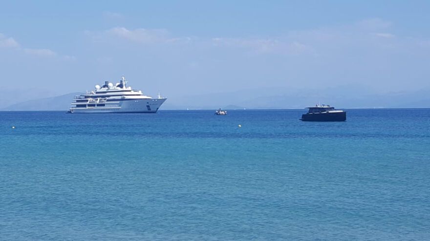 O Εμίρης του Κατάρ έφερε τη σύζυγό του στην Κέρκυρα για να της δείξει το «Domes Miramare» 