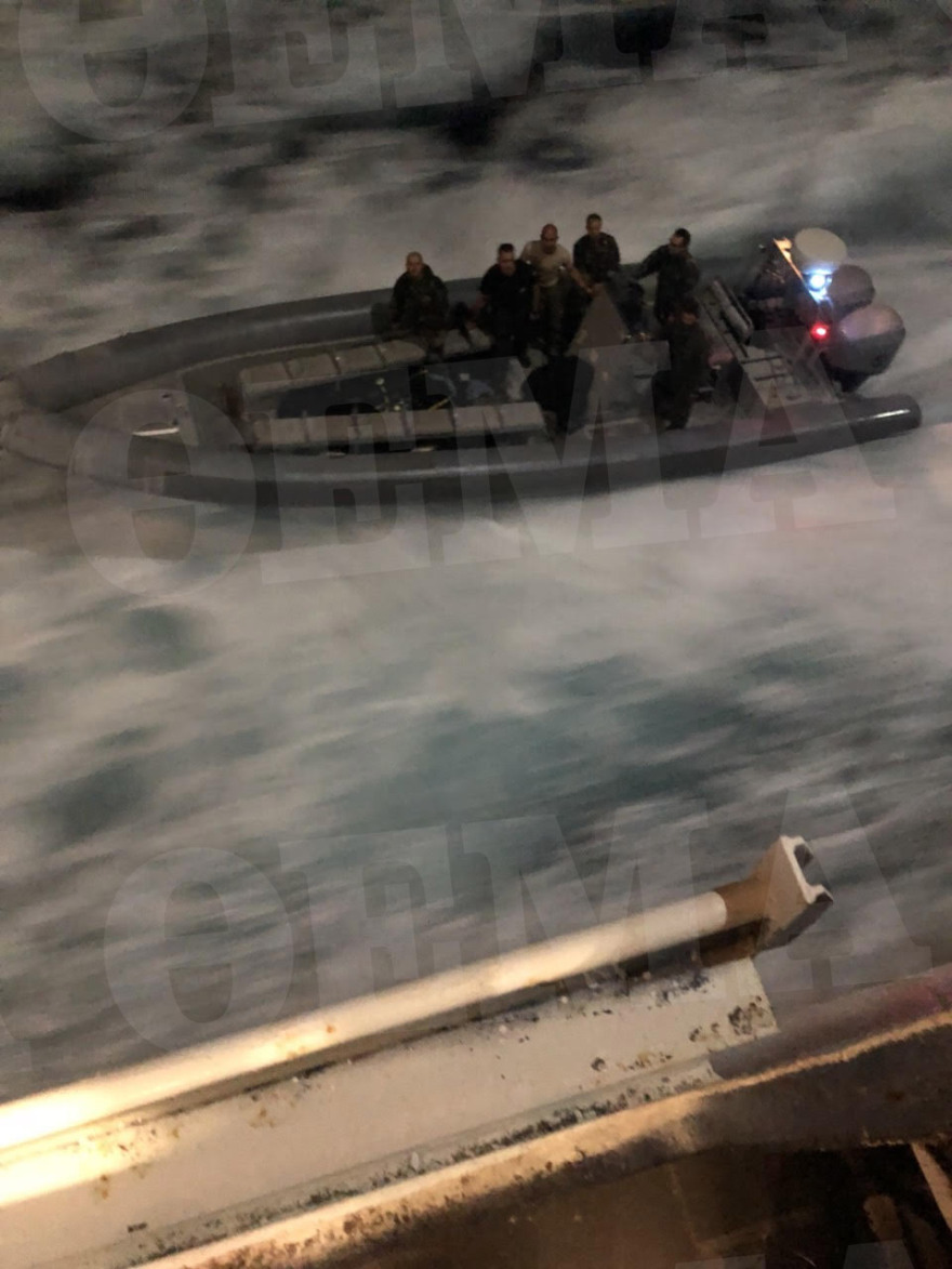 Φωτιά στο «Ελευθέριος Βενιζέλος»: Φωτογραφίες από το ρεσάλτο των βατραχανθρώπων στο φλεγόμενο πλοίο