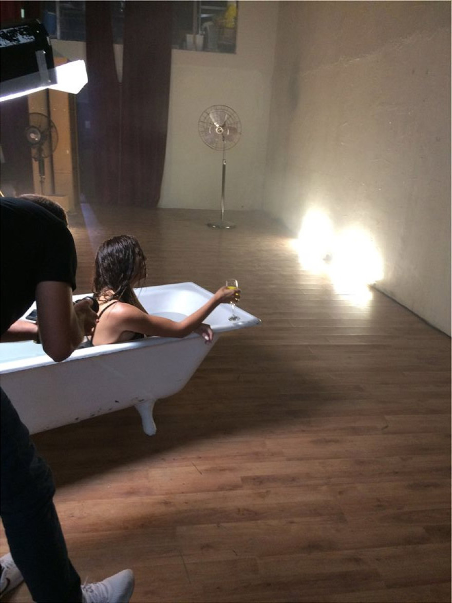 Βασιλική Νταντά: Στην μπανιέρα για τις ανάγκες του νέου της βίντεο κλιπ 