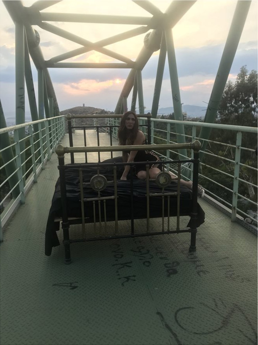 Βασιλική Νταντά: Στην μπανιέρα για τις ανάγκες του νέου της βίντεο κλιπ 