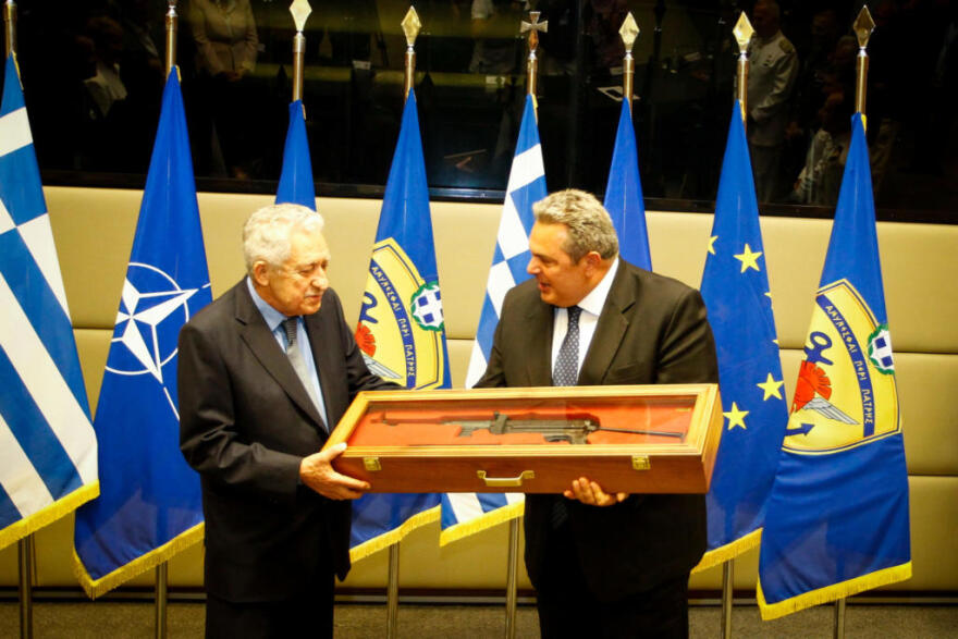  Ο Πάνος Καμμένος χάρισε στον Κουβέλη ένα... καλάσνικοφ για αποχαιρετιστήριο δώρο 