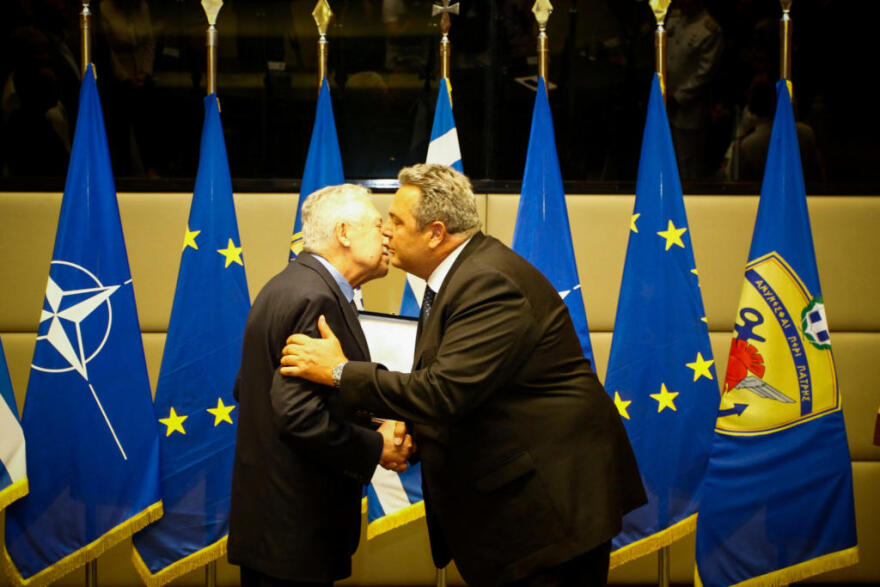  Ο Πάνος Καμμένος χάρισε στον Κουβέλη ένα... καλάσνικοφ για αποχαιρετιστήριο δώρο 