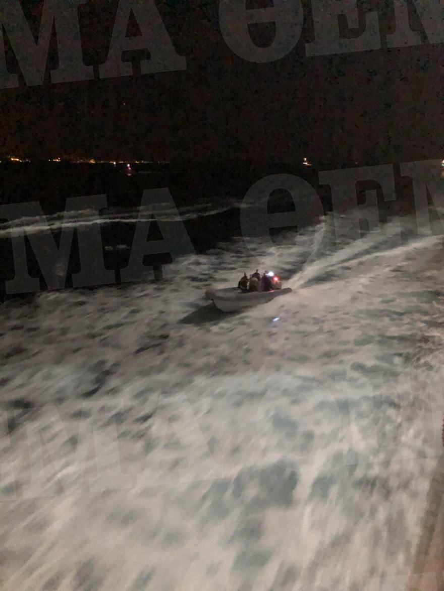 Φωτιά στο «Ελευθέριος Βενιζέλος»: Φωτογραφίες από το ρεσάλτο των βατραχανθρώπων στο φλεγόμενο πλοίο