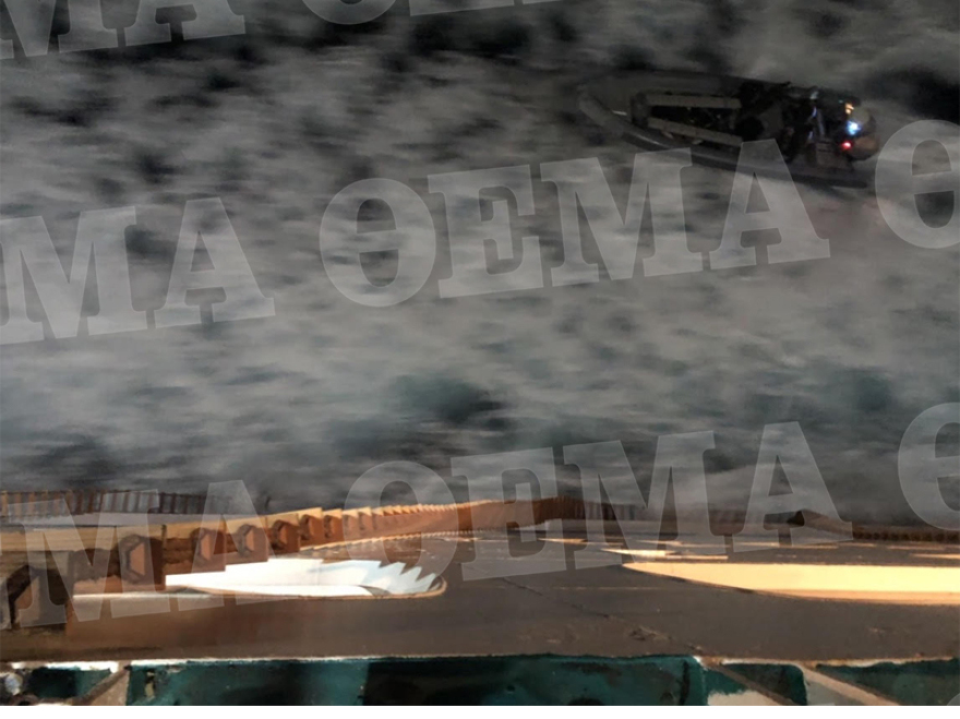Φωτιά στο «Ελευθέριος Βενιζέλος»: Φωτογραφίες από το ρεσάλτο των βατραχανθρώπων στο φλεγόμενο πλοίο