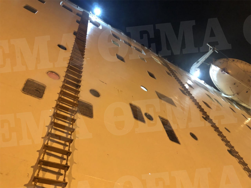 Φωτιά στο «Ελευθέριος Βενιζέλος»: Φωτογραφίες από το ρεσάλτο των βατραχανθρώπων στο φλεγόμενο πλοίο