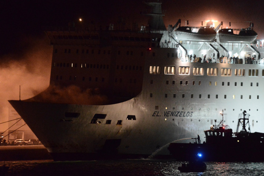 Φωτιά στο πλοίο «Ελευθέριος Βενιζέλος»: Ξεκίνησε από φορτηγό που μετέφερε πλαστικά 