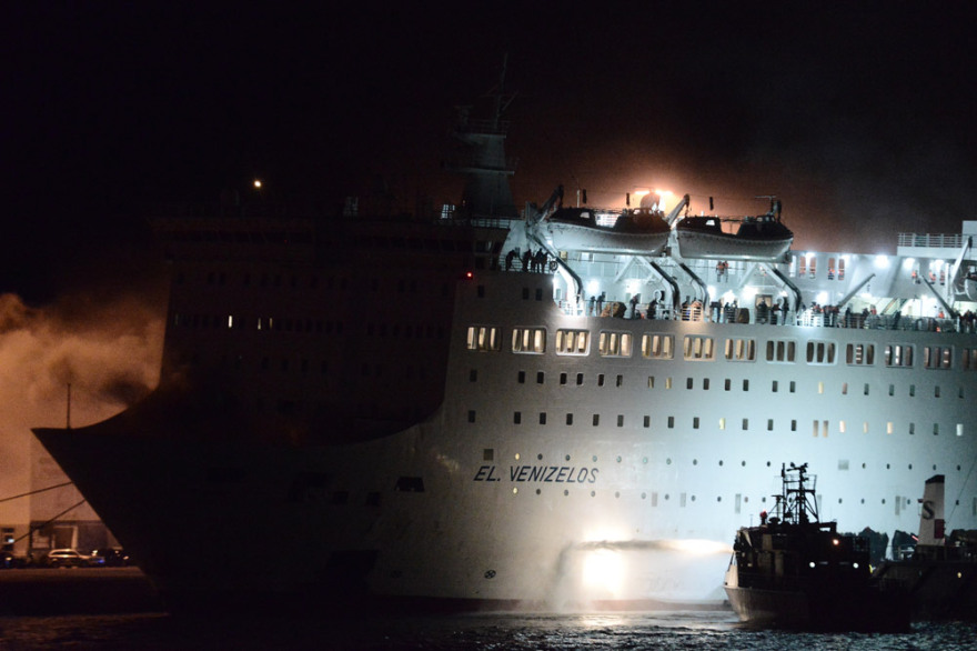 Φωτιά στο πλοίο «Ελευθέριος Βενιζέλος»: Ξεκίνησε από φορτηγό που μετέφερε πλαστικά 