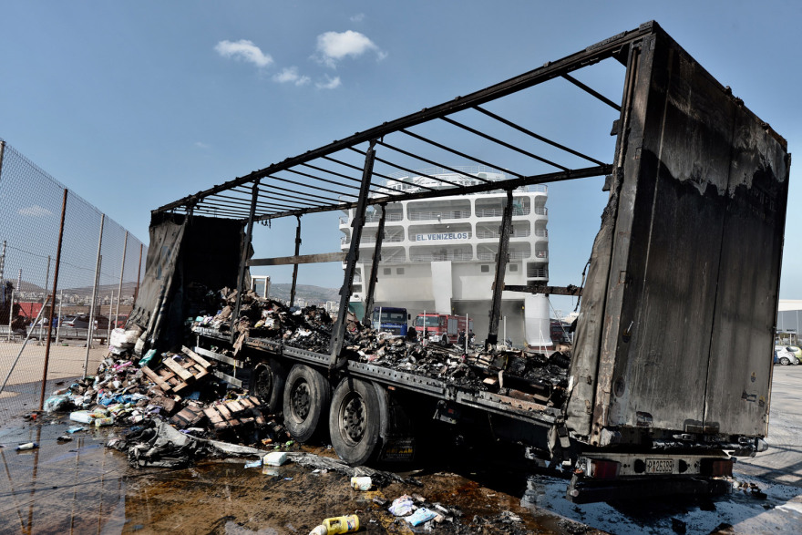 Φωτογραφίες-σοκ από το «Ελευθέριος Βενιζέλος»: Βγάζουν καμένες τις νταλίκες από το γκαράζ