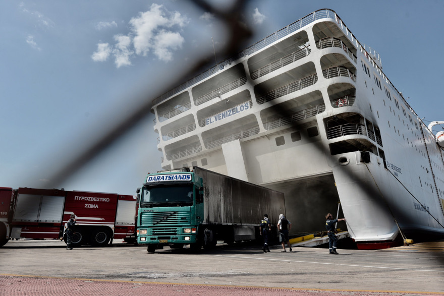 Φωτογραφίες-σοκ από το «Ελευθέριος Βενιζέλος»: Βγάζουν καμένες τις νταλίκες από το γκαράζ