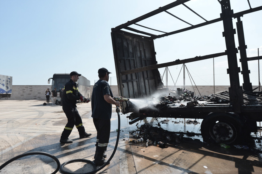 Φωτογραφίες-σοκ από το «Ελευθέριος Βενιζέλος»: Βγάζουν καμένες τις νταλίκες από το γκαράζ