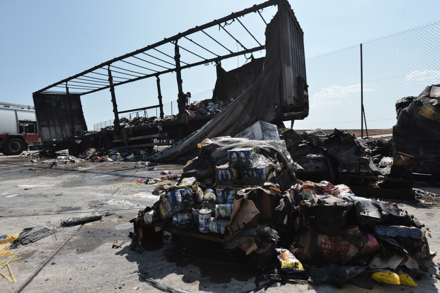 Φωτογραφίες-σοκ από το «Ελευθέριος Βενιζέλος»: Βγάζουν καμένες τις νταλίκες από το γκαράζ