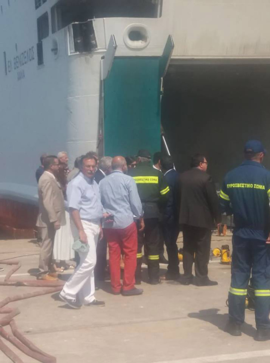 Κουβέλης και Κουρουμπλής στο λιμάνι Πειραιά για το φλεγόμενο «Ελευθέριος Βενιζέλος» 