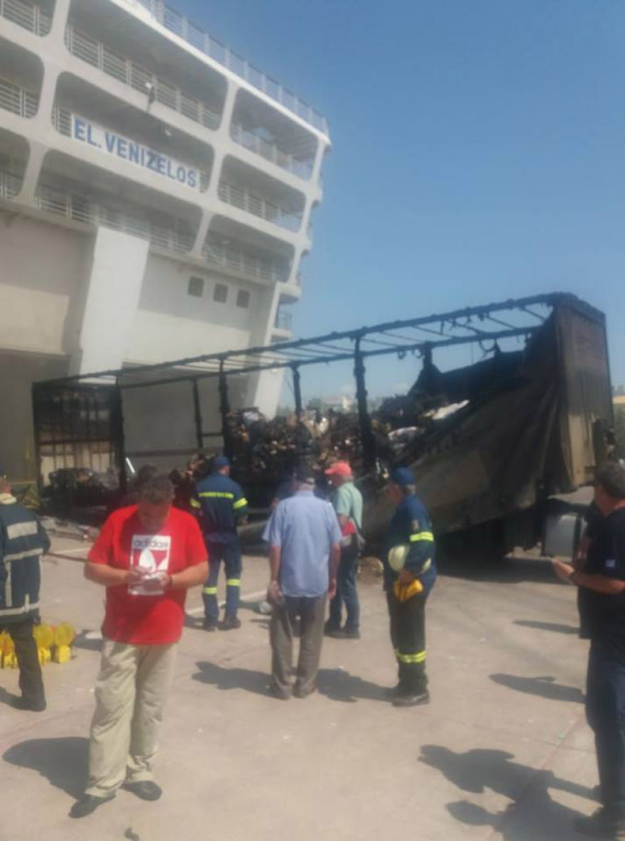 Κουβέλης και Κουρουμπλής στο λιμάνι Πειραιά για το φλεγόμενο «Ελευθέριος Βενιζέλος» 