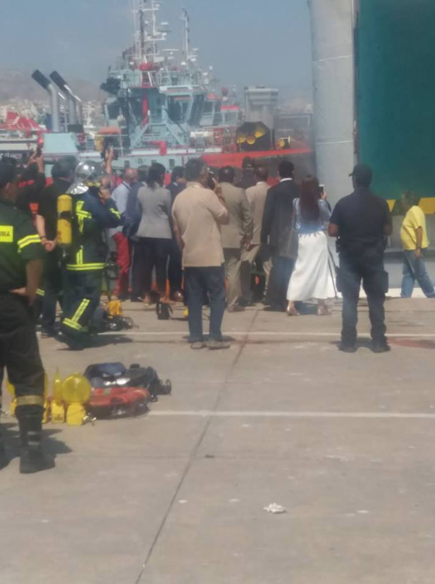 Κουβέλης και Κουρουμπλής στο λιμάνι Πειραιά για το φλεγόμενο «Ελευθέριος Βενιζέλος» 