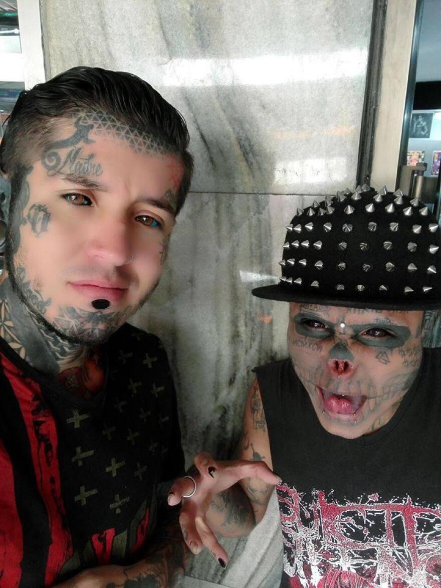 Τρομακτική μεταμόρφωση: Έκοψε τη μύτη, τα αυτιά του και τη γλώσσα του για να μοιάζει με ζωντανό σκελετό