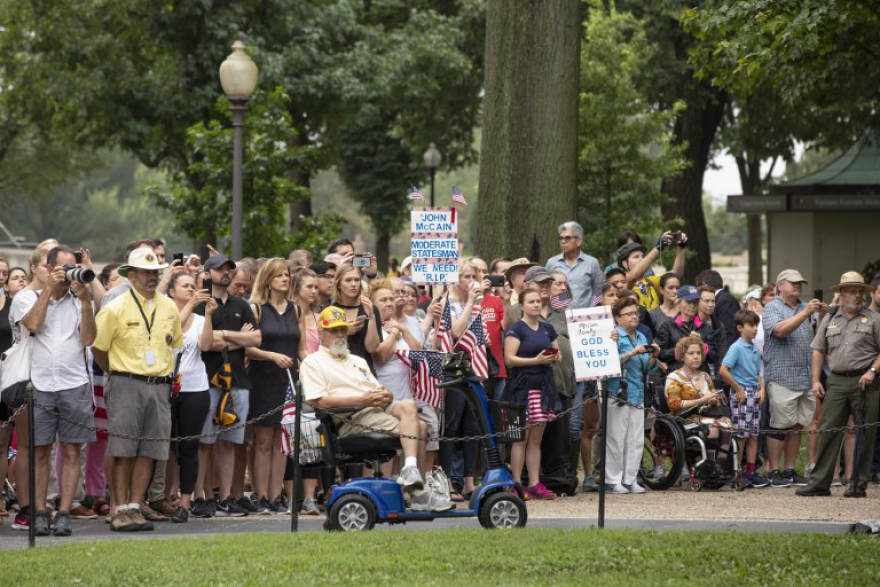 Φωτογραφίες: Με αιχμές κατά του Τραμπ το «τελευταίο αντίο» στον Τζον Μακέιν
