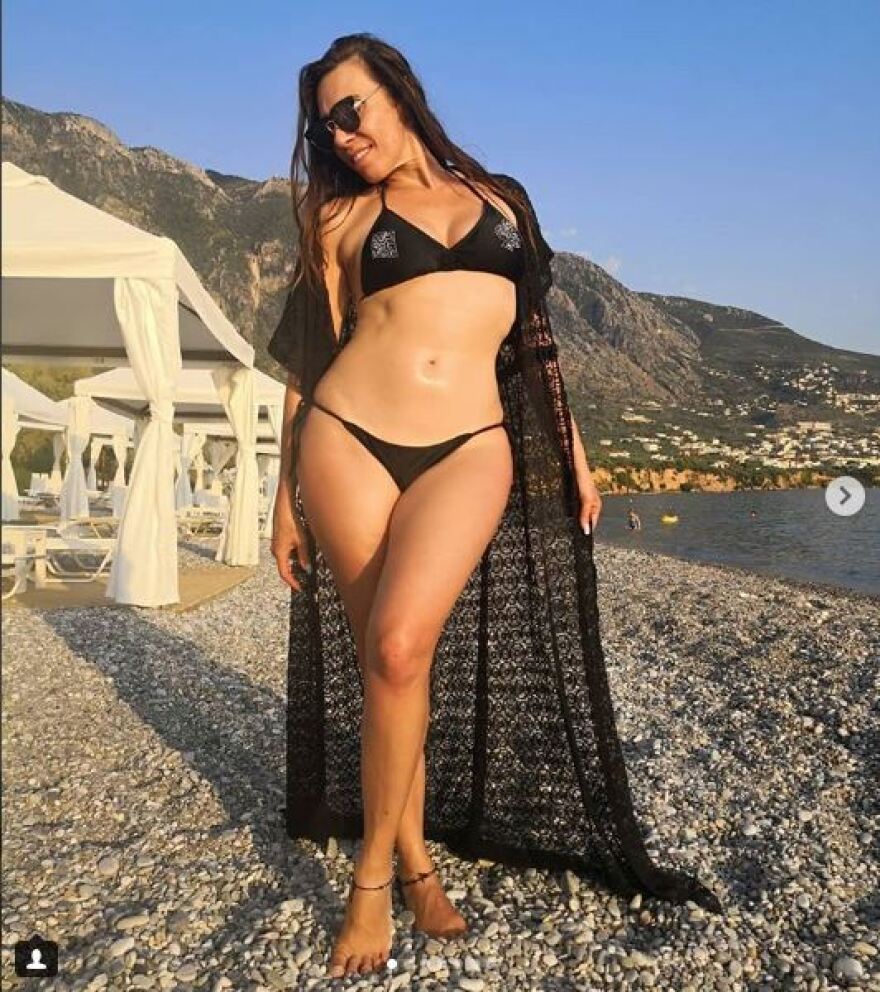 Μάγκυ Χαραλαμπίδου: Δηλώνει ερωτευμένη με την Καλαμάτα φορώντας το πιο σέξι μπικίνι της 