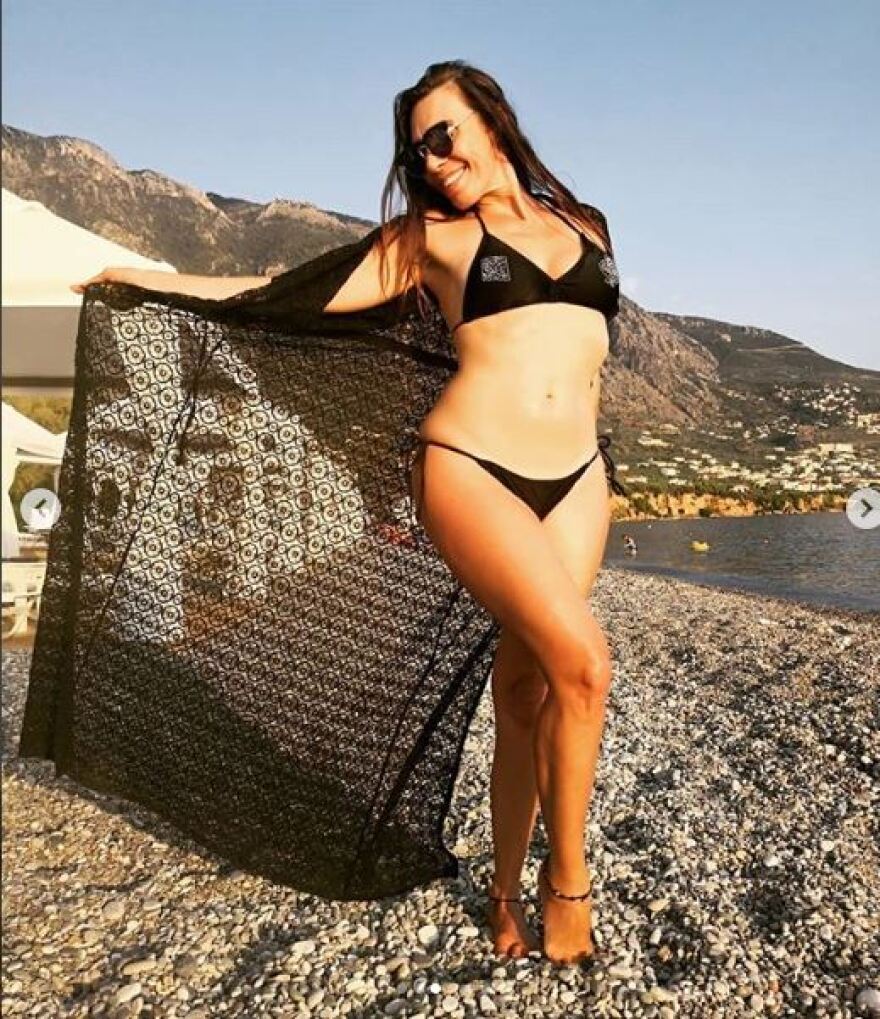 Μάγκυ Χαραλαμπίδου: Δηλώνει ερωτευμένη με την Καλαμάτα φορώντας το πιο σέξι μπικίνι της 