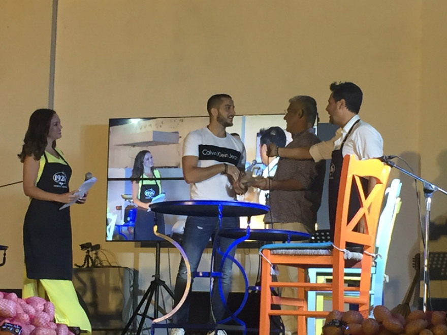 Στη Νάξο τηγάνισαν 625 κιλά πατάτες και κατέρριψαν το ρεκόρ Γκίνες!